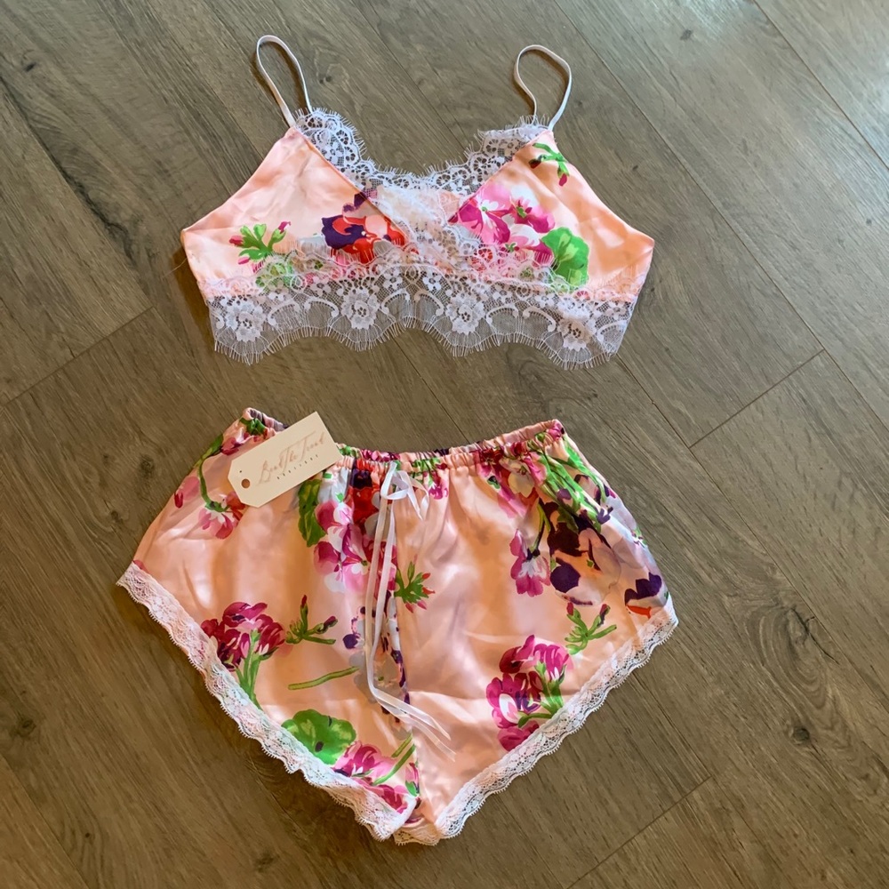 ❌SOLD❌Women’s night short set - Picture 4 of 9